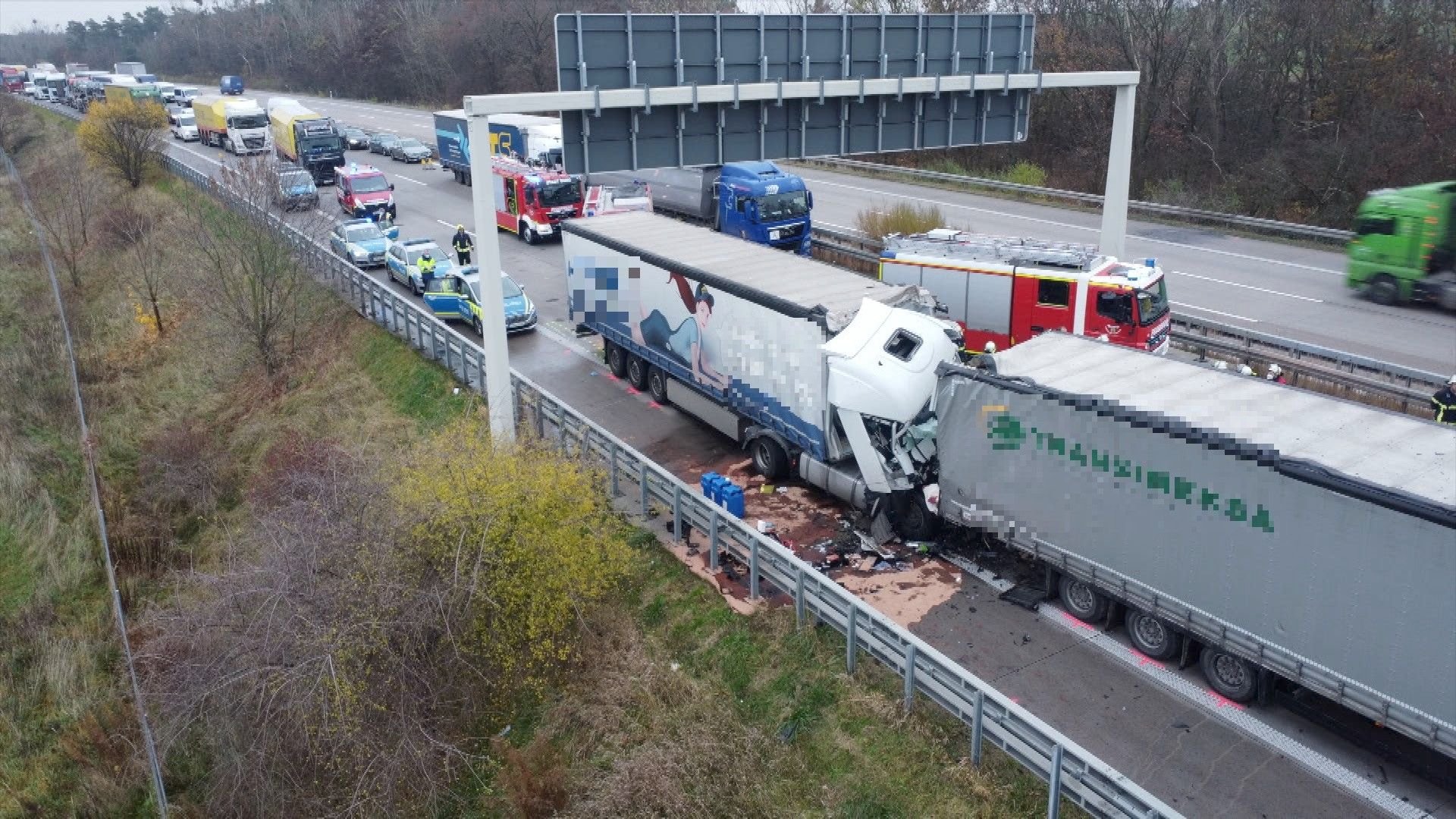 Schwerer Unfall Auf A2 Bei Burg: Lkw-Fahrer Stirbt Am Unfallort