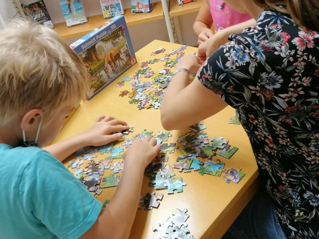 Als Preis für die schnellste Puzzlezeit erhält die Stadtbibliothek ein Spiel- und Puzzlepaket im Wert von 400 Euro.