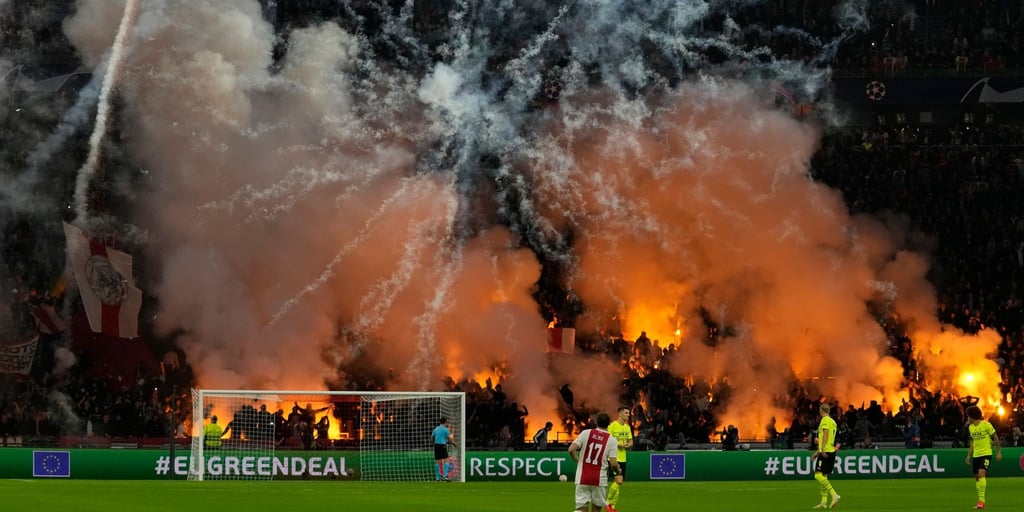 Beim Spiel in Amsterdam wird Pyrotechnik auf den Tribünen abgebrannt.