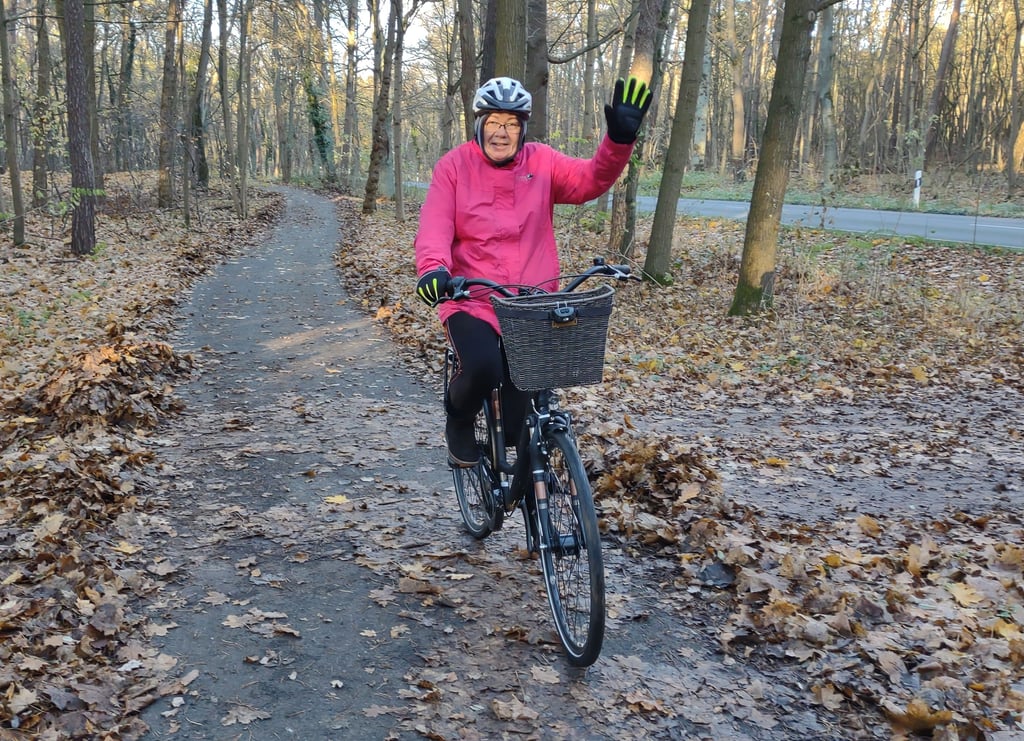 Volksstimme-Mitarbeiterin Corinna Theis fährt fast täglich mit dem Fahrrad zur Arbeit und kennt den Radweg zwischen Nitzow und Dahlen gut. Der wurde nun vom Laub beräumt. Regelmäßig gute Bedingungen würde sie begrüßen, um nicht auf der Straße fahren zu müssen.