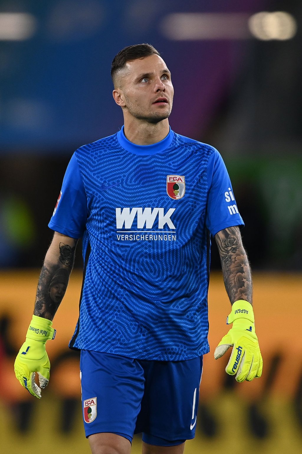 Augsburgs Torwart Rafal Gikiewicz sieht Profifußballer bei der Impfung als Vorbilder.
