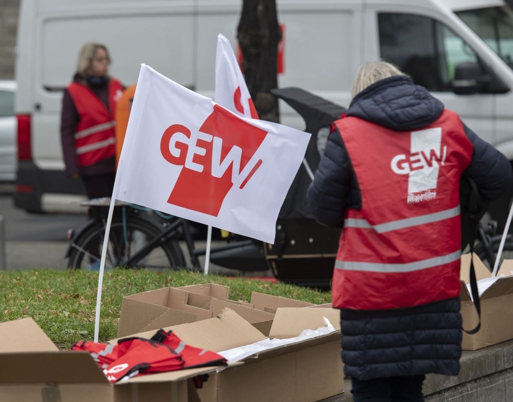 "GEW" steht auf der Weste einer Teilnehmern eines Warnstreiks.