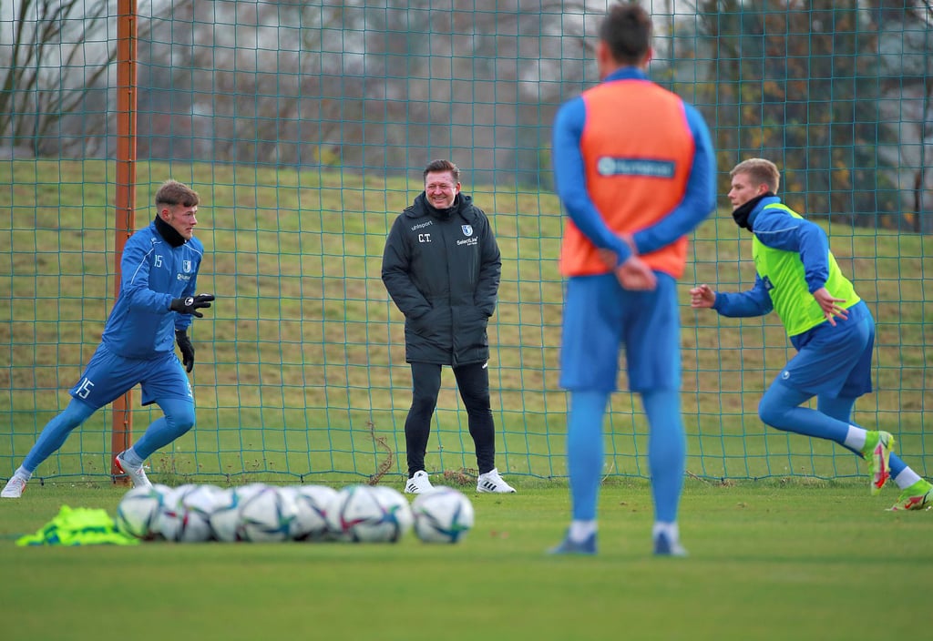 Christian Titz hat gut Lachen: Seit dieser Woche steht der Chefcoach des 1. FC Magdeburg mit seiner Mannschaft wieder auf dem Trainingsplatz. Henry Rorig (l.) und Luca Schuler (r.) werden dabei ordentlich gefordert.