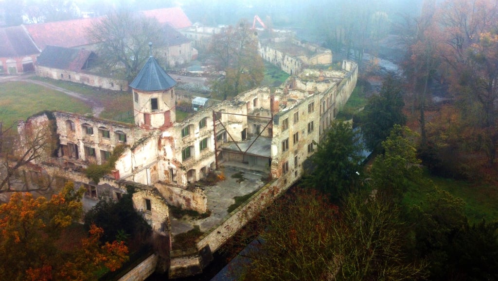 Die Harbker Schlossruine soll innerhalb der nächsten drei Jahre einen Teilwiederaufbau erfahren. Dabei geht es um den Turm und den Gebäudeflügel links davon.