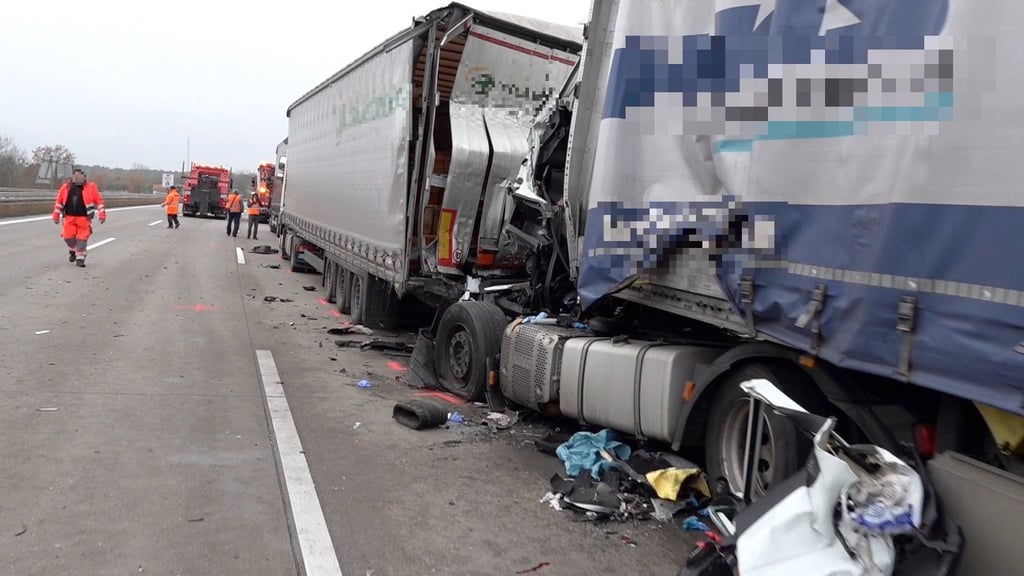 Drei LKW wurden auf der A2 ineinander geschoben.
