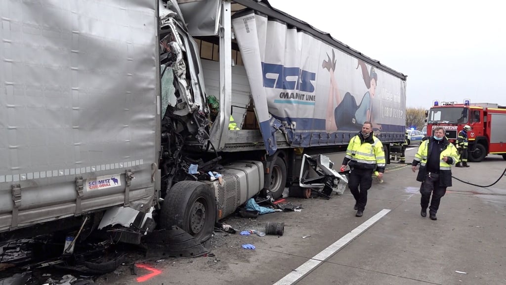 Bei einem schweren Auffahrunfall auf der A2 kurz vor der Abfahrt Burg-Zentrum ist am 23. November 2021 ein Lastwagenfahrer gestorben. diese Art der Unfälle nimmt zu. Die Autobahn war in Richtung Hannover mehrere Stunden gesperrt.