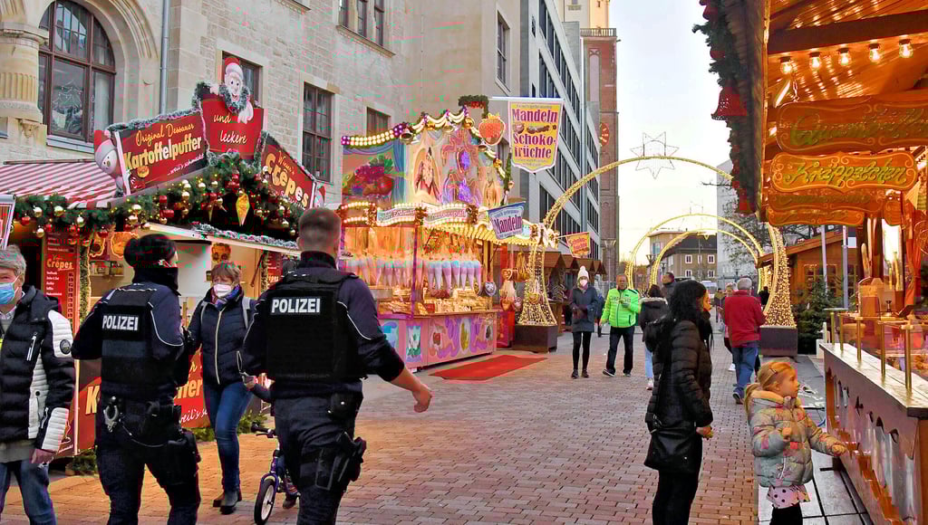 Gedränge war am ersten Tag des Dessauer Weihnachtsmarktes kein Problem. Trotzdem zeigte die Polizei Präsenz.