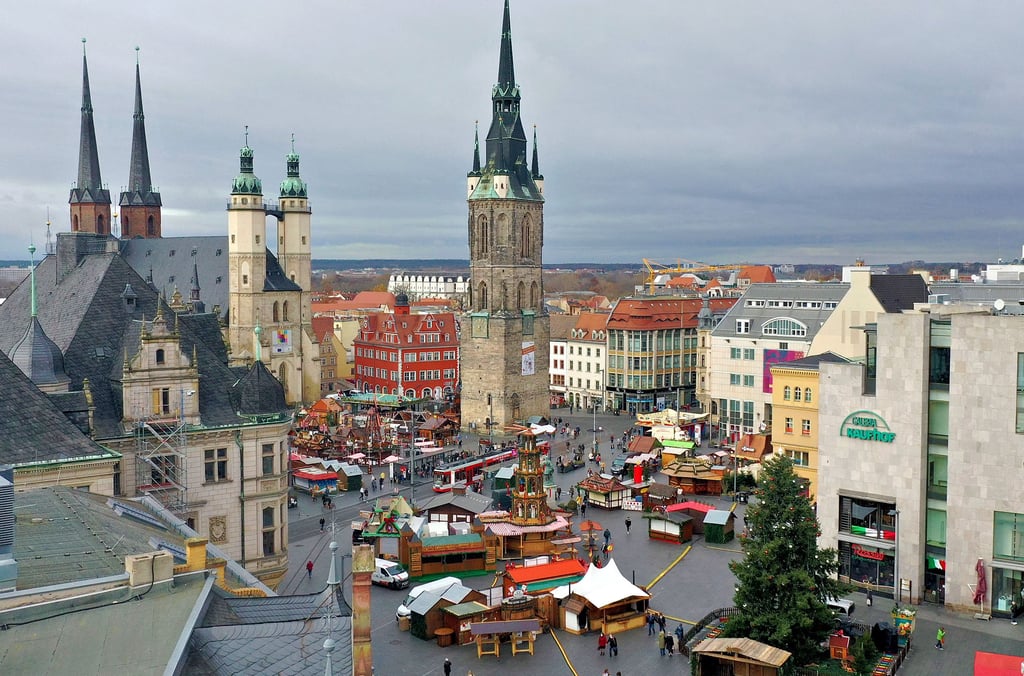 Punkt 16 Uhr wird am Dienstag die Beleuchtung des Weihnachtsbaumes eingeschaltet, dann ist Halles Weihnachtsmarkt offiziell eröffnet.