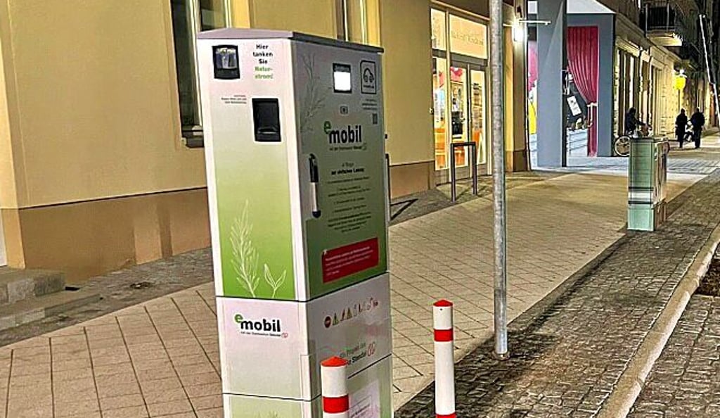 In der Straße Schadewachten in Stendal steht ab sofort eine Ladesäule für E-Autos.