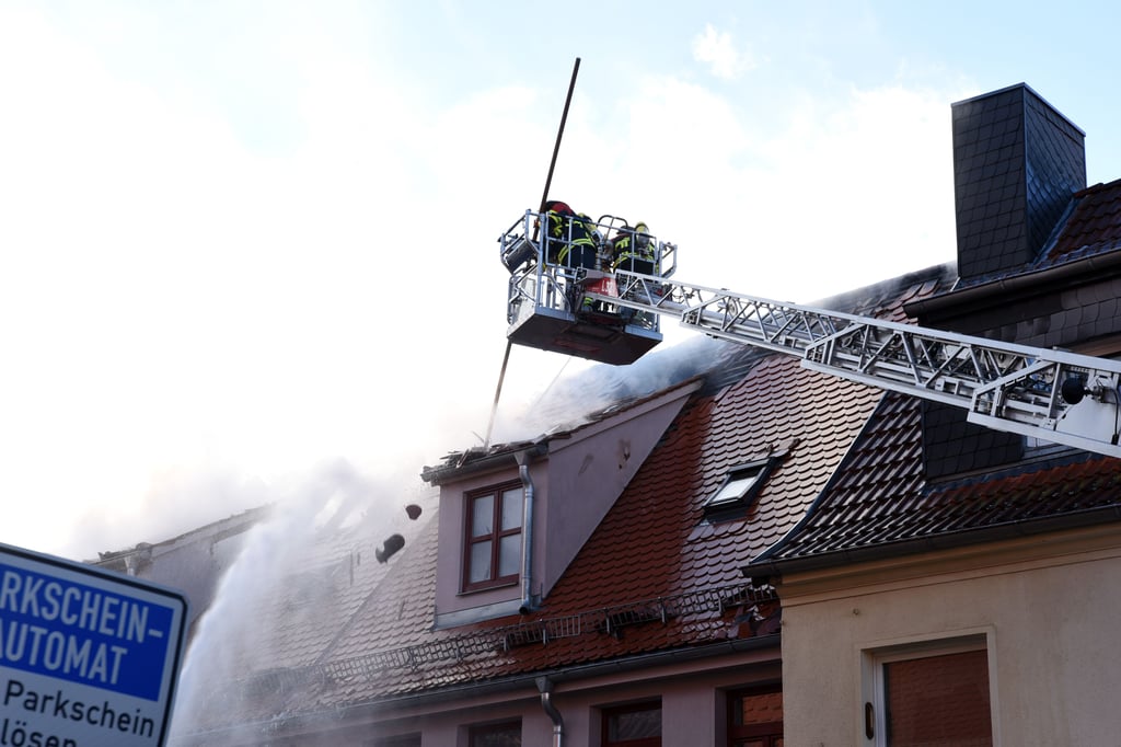 Die Löscharbeiten am Neustädter Platz in Köthen.