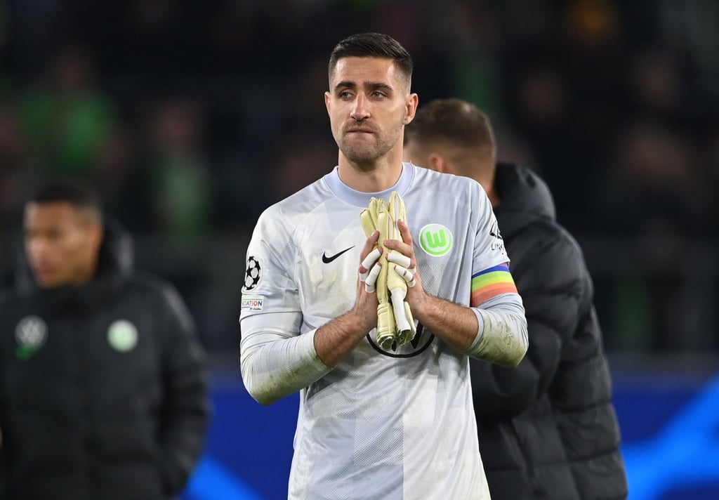 Wegen einer Covid-19-Infektion muss der VfL Wolfsburg beim FC Sevilla auf seinen Kapitän und Torwart Koen Casteels verzichten.
