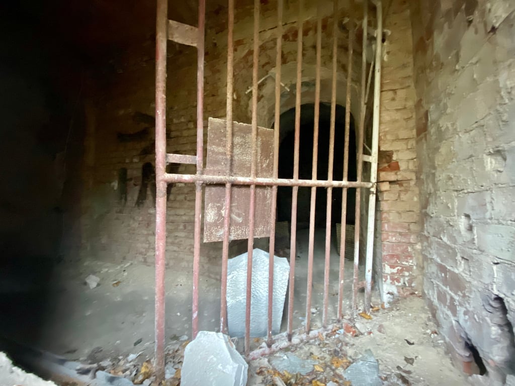 Gruselig sieht es aus, das 1993 geschlossene Krematorium. Seitdem steht es leer.