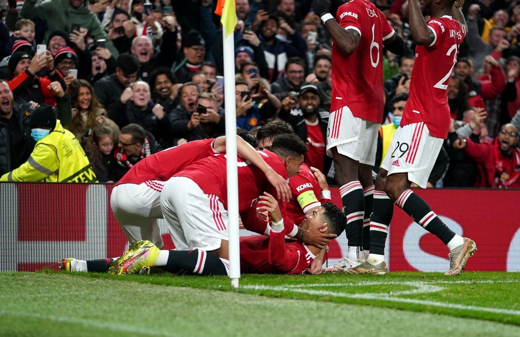Cristiano Ronaldo (am Boden) machte den Sieg von Manchester United gegen Atalanta Bergamo perfekt.