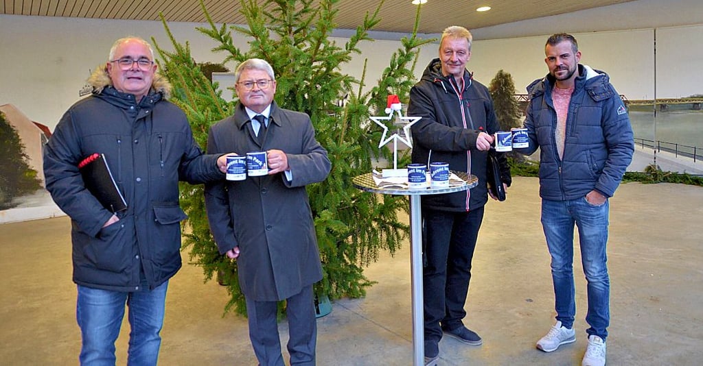 Am Donnerstag, 18. November 2021, hatten sie auf die geplante Premiere von „Advent im Kurpark“ noch angestoßen (von links): Thomas Franzky (Mediapro), Friedrich Husemann (Stadtwerke Schönebeck), Carsten Mende (Maxi-Top Veranstaltungen und Denny Targé (Deta Magdeburg).