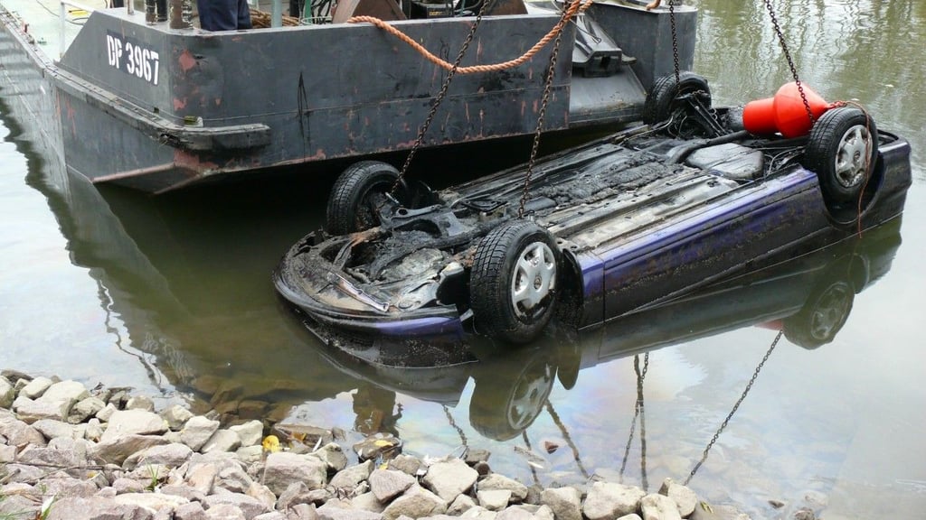 Das blaue Auto soll laut Polizei seit mehreren Jahren in der Saale gelegen haben.