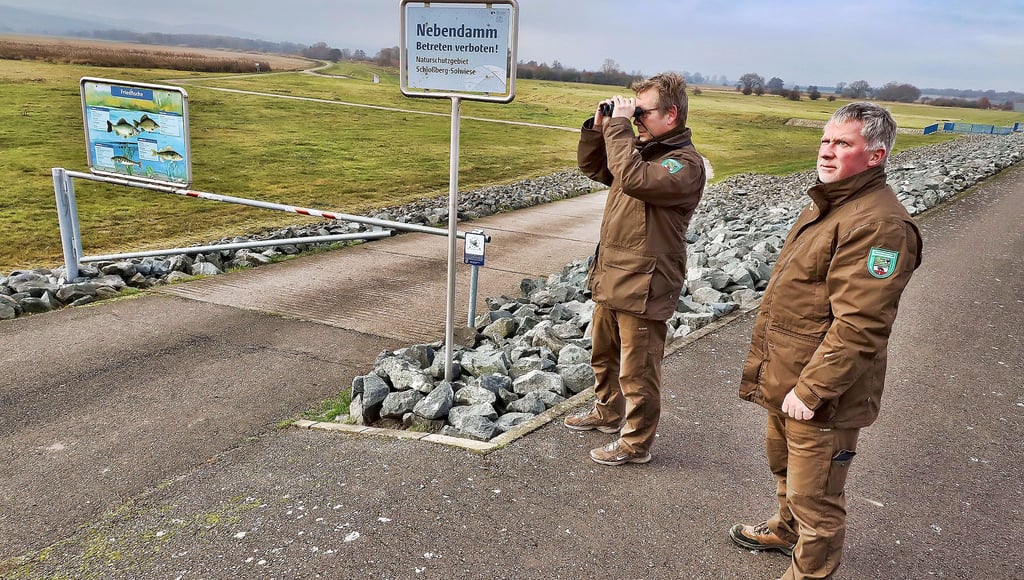 Die Ranger Michael Dreßler (li.) und Klaus Hammer überwachen die Aktivitäten der Besucher am Stausee.