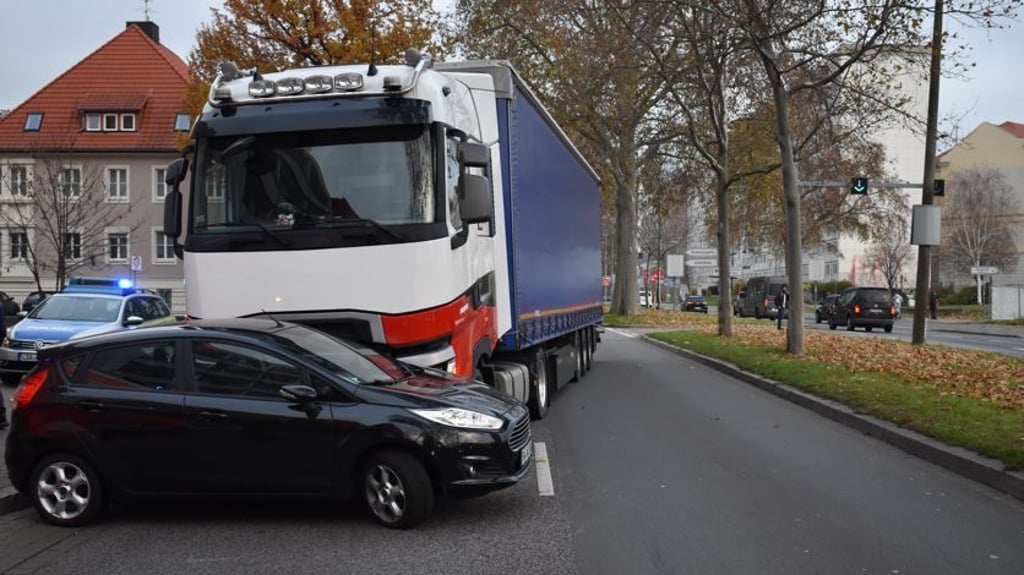 Erst nachdem andere Verkehrsteilnehmer den LKW-Fahrer darauf aufmerksam machten, hielt dieser an.