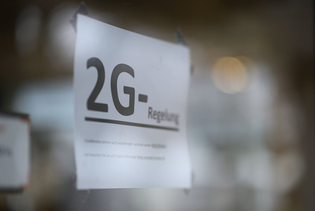 FDP-Stadtrat Olaf Schöder bezeichnet die 2G- und 3G-Regeln als Diskriminierung aller Ungeimpften. Dafür erntet er von den Linken Kritik.