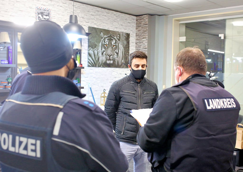Dyab Abdulaziz und sein Team vom Friseur-Salon Goldene Schere in der Salzer Straße mussten sich einer Corona-Kontrolle unterziehen lassen.