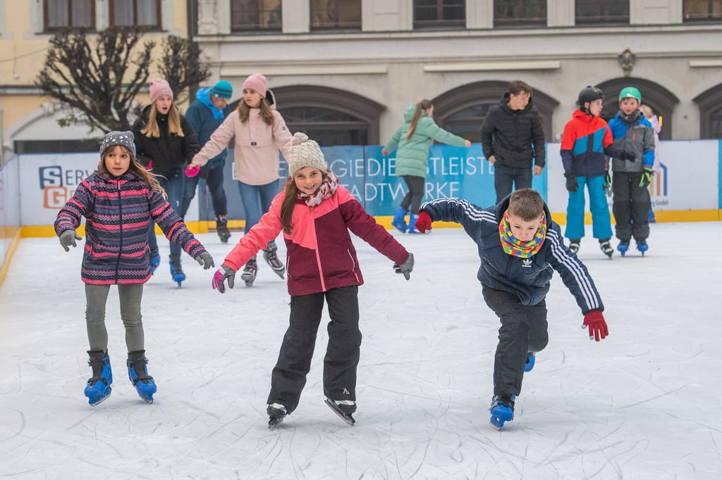 Eislaufen ohne Maske: Am Dienstag war das auf dem Naumburger Markt noch erlaubt. Ab Mittwoch gilt zudem die „2-G-Regel“ ab 18 Jahren.