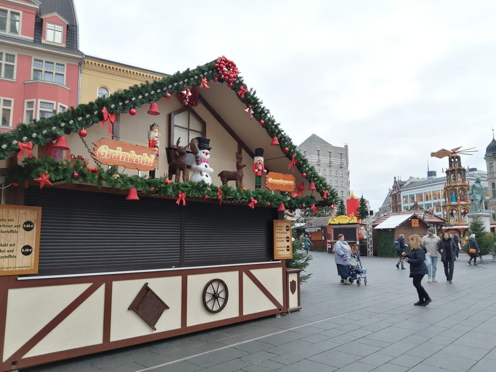 Der Weihnachtsmarkt in Halle ist am Mittwoch, nur einen Tag nach der Eröffnung, wieder geschlossen worden.