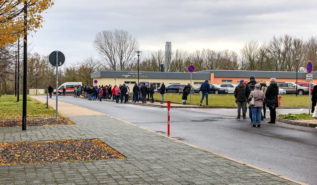 Der Landkreis hat im Studententenklub Wärmi am Dienstag eine Impfaktion ohne Terminvergabe angeboten. Hunderte standen hier zum Teil drei Stunden lang an.