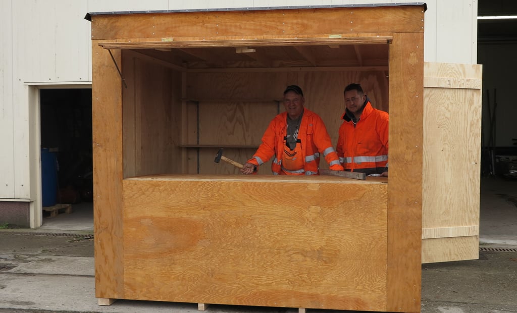 Günter Ernst und Martin Timme vom Burger Bauhof haben eine Bude für den Burger Weihnachtsmarkt zusammengebaut.