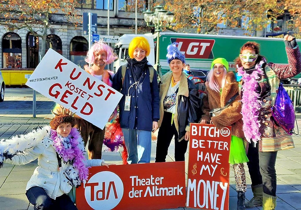 Mitglieder des Theaters der Altmark in Stendal haben bei der #RetteDeinTheater-Demonstration Anfang November mitgemacht. Mehr als 3000 Menschen haben gegen Haushaltskürzungen in Niedersachsen protestiert.