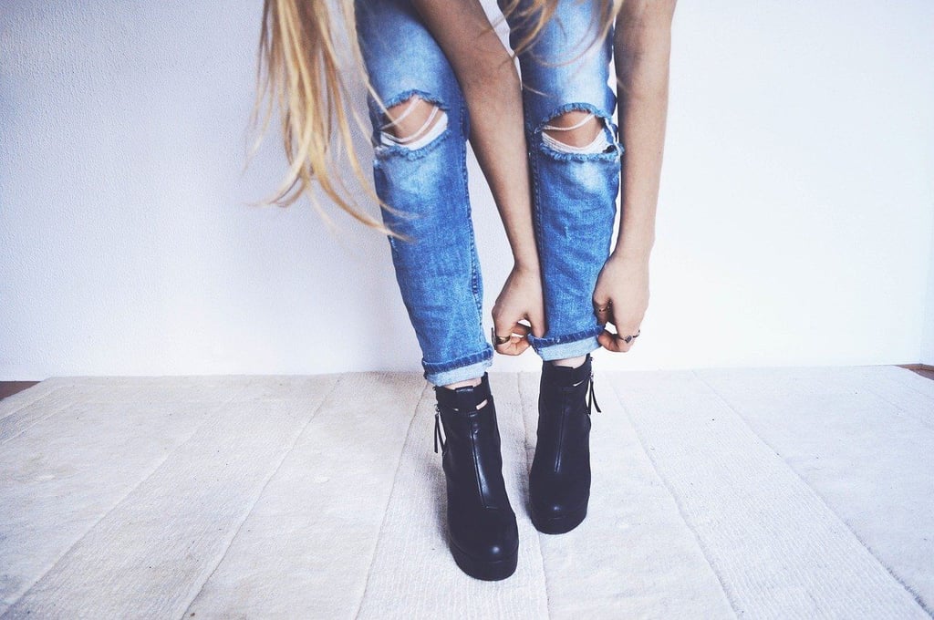 Der Grunge-Style wird oft von Destroyed Jeans in Denim-Optik ergänzt, die dem Outfit einen wild-rebellischen Touch verleihen.