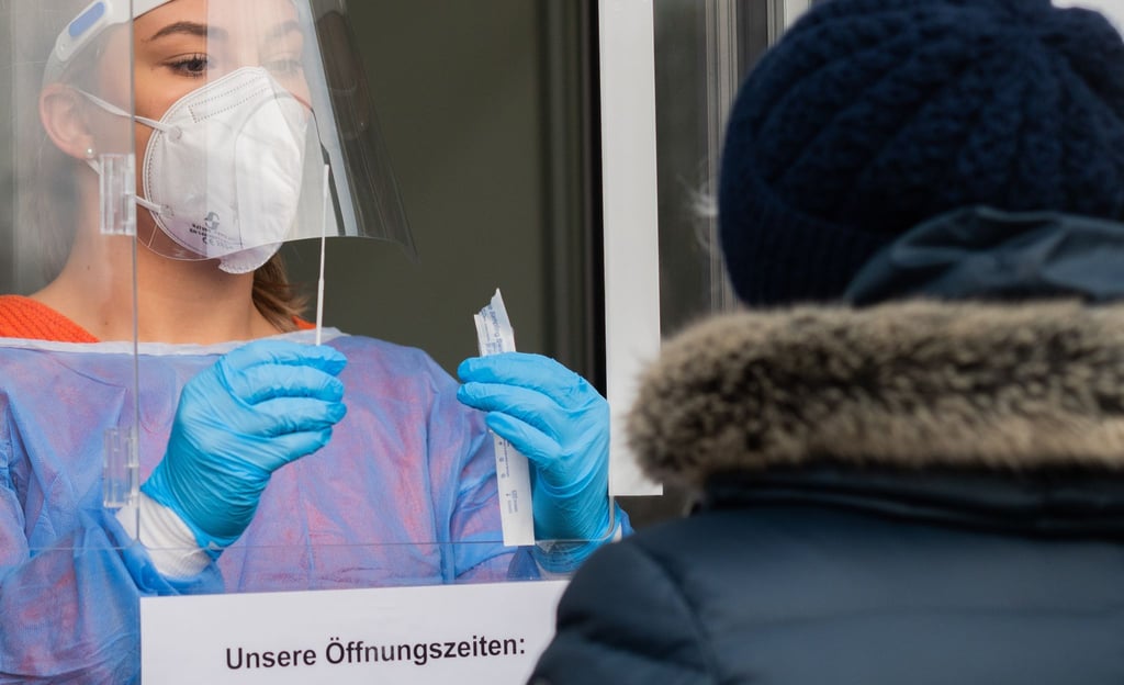 Ein Corona-Schnelltest wird genommen.