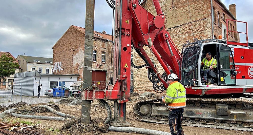 Schwere Technik am Südwall in Stendal: Die Gründung erfolgt auf Betonpfählen, für die diese Maschine die Löcher bohrt.