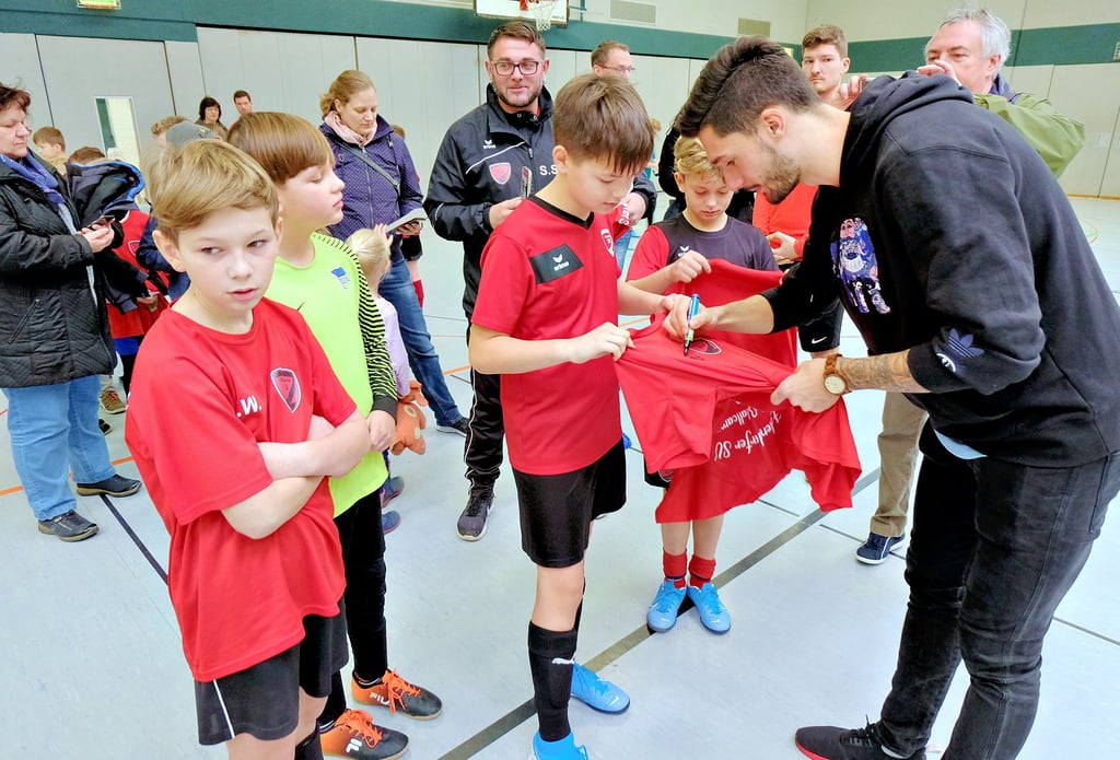 Ehrengast beim letzten Fußball-Feriencamp in der Mehrzweckhalle Holzdorf-Ost ist Bundesliga-Profi Tim Kleindienst gewesen.