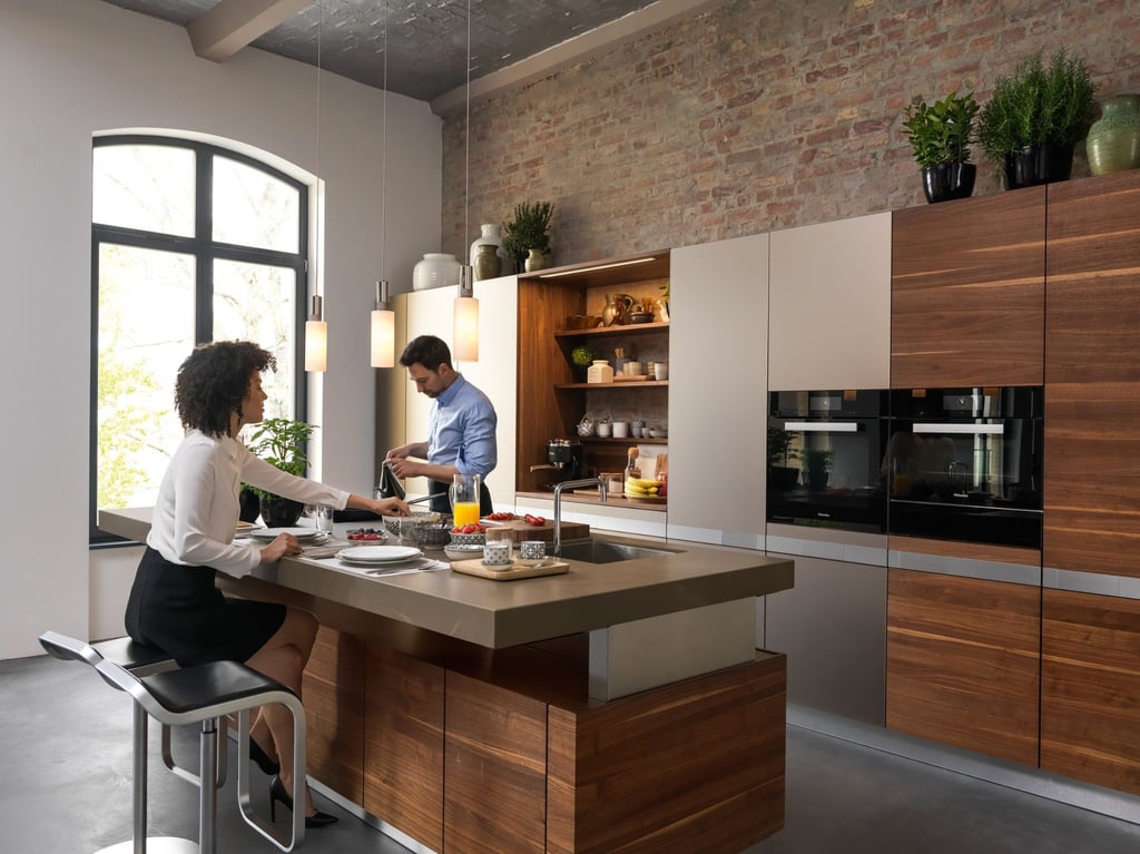 Manche Kochinsel lässt sich höhenverstellen. Wie das Beispiel von Team 7.