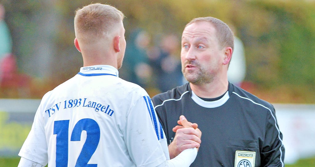 Tschüss! Ob Till Finke und Schiedsrichter Dirk Reider ahnten, dass sie sich nach dem Spiel Einheit Wernigerode II gegen Langeln für länger verabschieden würden? Der Spielbertrieb in der Harzoberliga ruht vorerst.