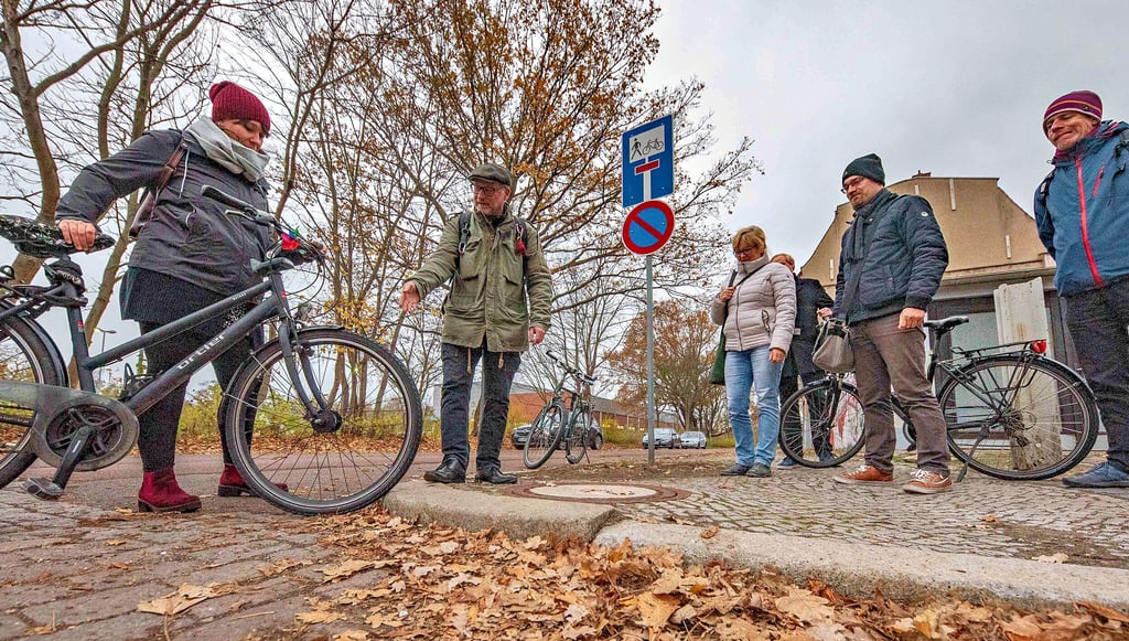 Hohe Bordsteinkanten sind an vielen Stellen in Nord echte Barrieren. Das stellte der Stadtbezirksbeirat bei seinem Quartiersrundgang fest.