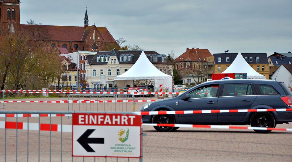 Lange Reihen zum Anstehen wurden für das Testzentrum in Staßfurt schon vorbereitet.