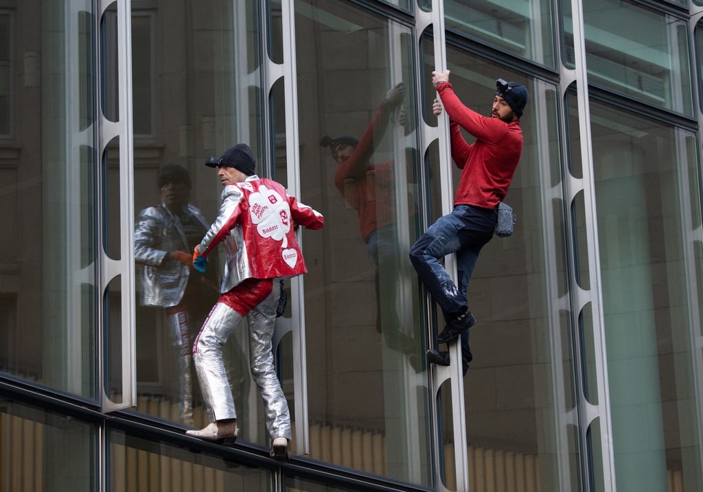 Die beiden Extremkletterer Leo Urban (r) und Alain Robert kletterten ohne jede Sicherung an der Fassade des Skyper-Hochhauses in Frankfurt am Main hinauf.