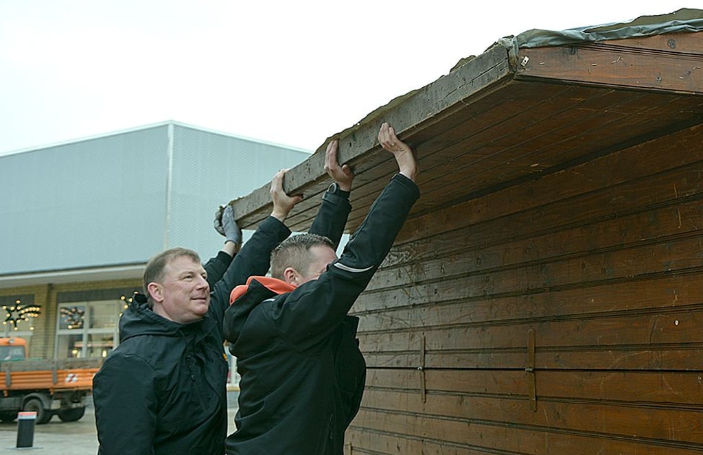 Ausrichter Torsten Engels (links) half gestern beim Aufbau der Holzbuden. Auch die Stadtwerke Osterburg stellten Personal.