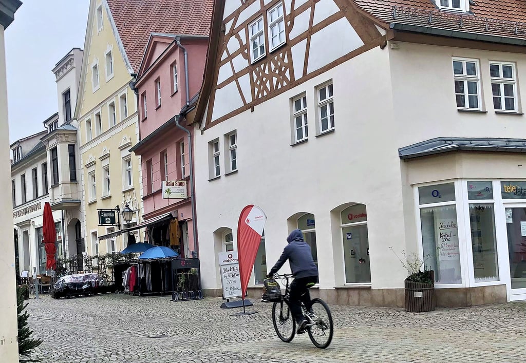 Ein Radfahrer in der nahezu leeren Fußgängerzone in Zeitz: Stört der jemanden? Die Mehrheit der Befragten sagt: Nein, wenn nicht gerast wird.