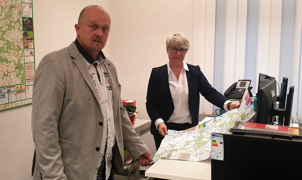 Annett Hannemann und Harald Giemsa kümmern sich in der Erhebungsstelle Genthin im Anbau auf dem Hof des Rathauses um die Vorbereitung des Zensus 2022.