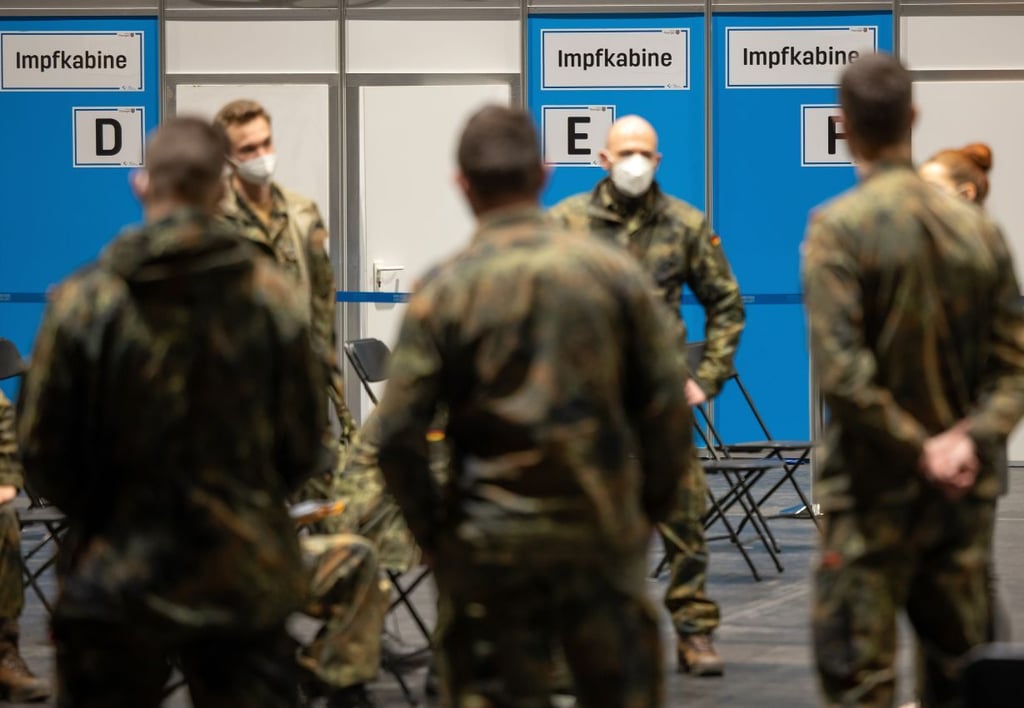 Soldaten der Bundeswehr werden in einem Corona-Impfzentrum gebrieft. Die Bundeswehr steht kurz vor der Einführung der Impfpflicht.