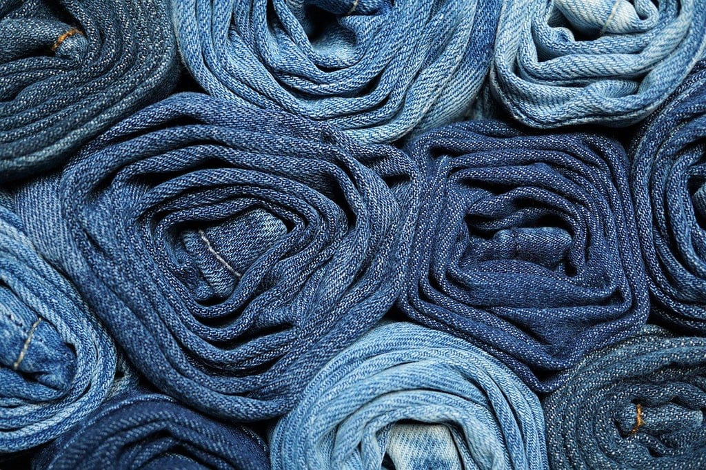 Influencer tragen Denim-Jeans mit Schlag, die mit ihrem hohen Bund einen ansehnlichen Kontrast zwischen schmaler Taille und weiten Beinen erzeugen.