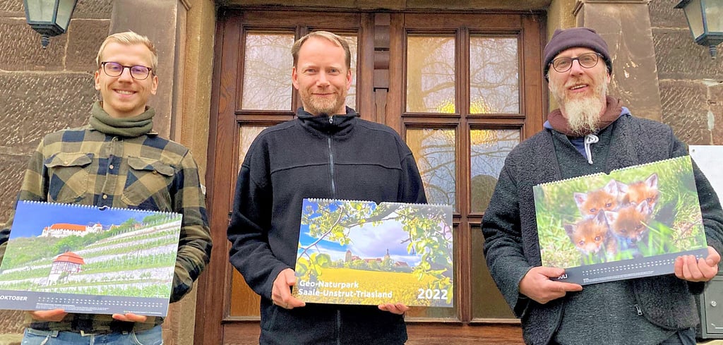 Geo-Naturpark-Geschäftsführer Matthias Henniger (M.) und die Mitarbeiter Dirk Rothhämel (r.) und Gerrit Hofert mit dem Kalender.