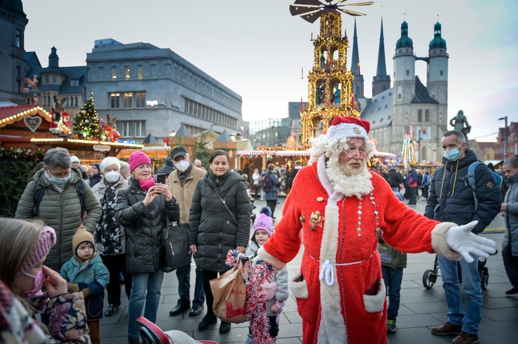 Illustration: Auf dem Markt in Halle gestikuliert ein Mann in Weihnachtsmannkostüm.