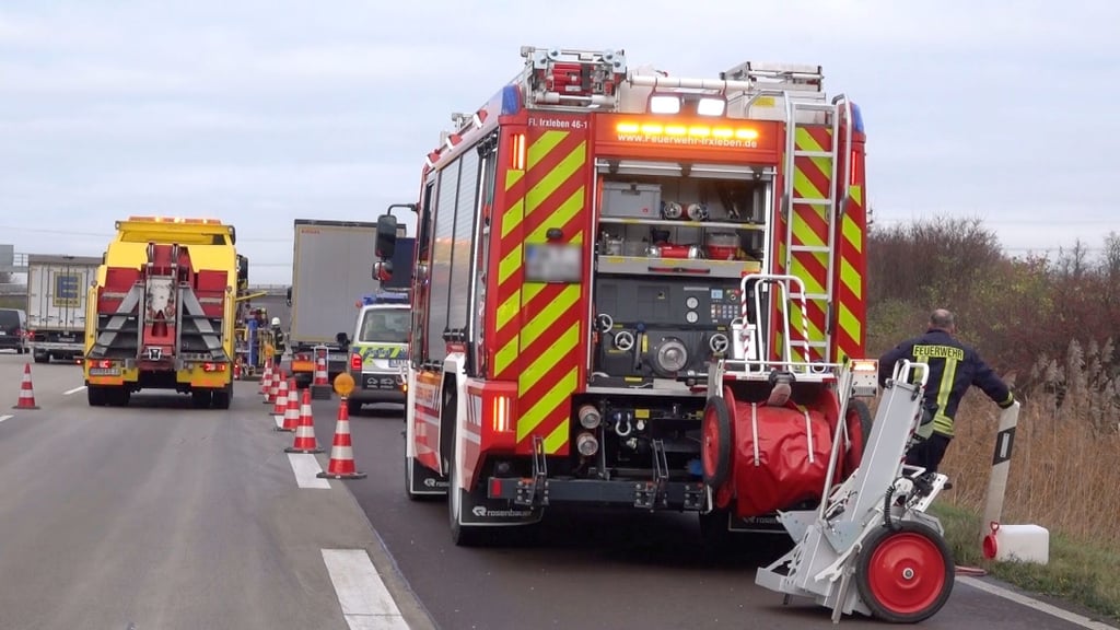 Aus bislang ungeklärter Ursache ist ein Lkw auf der A2 in Richtung Hannover am Mittwochmorgen (24. November) bei der Ausfahrt Irxleben gegen die Leitplanke gefahren. Dabei wurden Dieseltanks mit 1.400 Litern beschädigt. Aufgrund der Aufräumarbeiten ist die Ausfahrt Irxleben gesperrt.