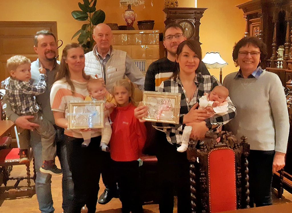 Die Familien mit dem diesjährigen Nachwuchs in Walternienburg konnten sich über die Geburtsreliefs der Ortschaft freuen.