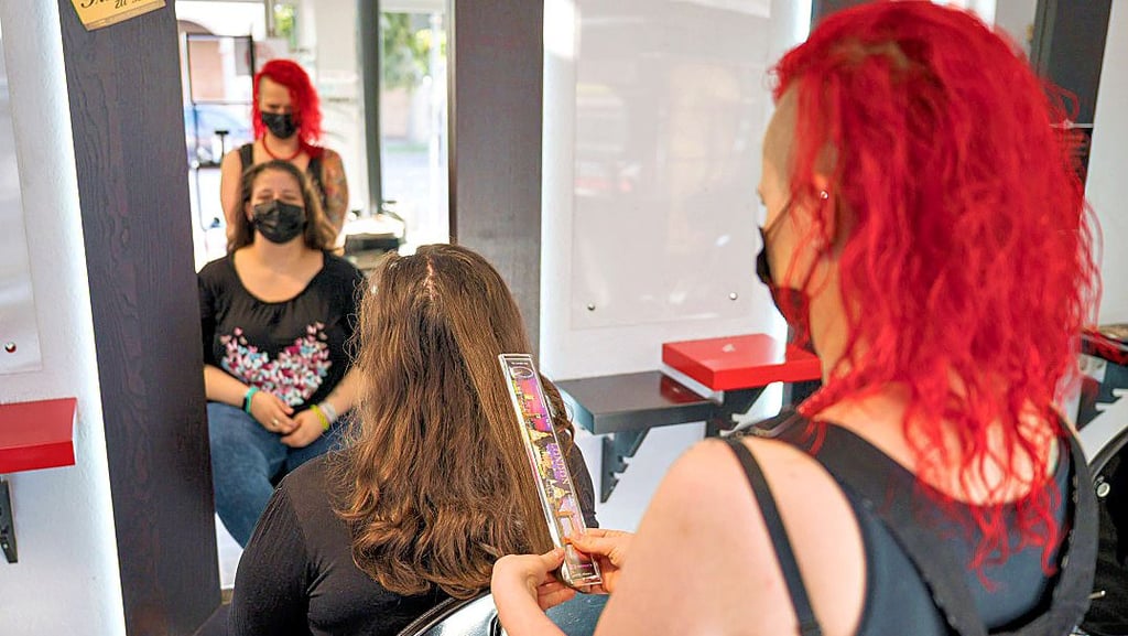 Wer zum Friseur oder Nagelstudio möchte, muss sich an die 3G-Regel halten.