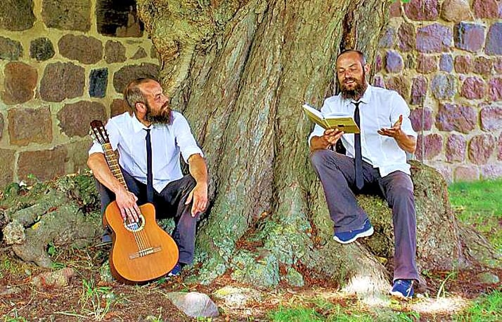 Max Heckel als Autor im Zwiegespräch mit Max Heckel als Musiker. Die Aufnahmen dafür wurden unter einem altmärkischen Friedhofsbaum gemacht.