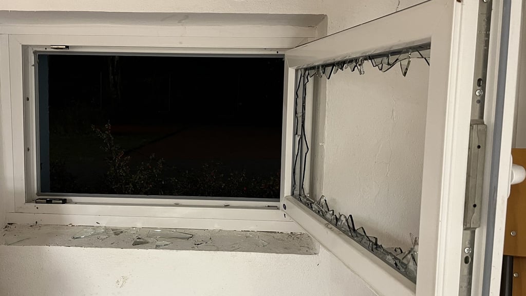 Unbekannte Täter haben in der Nacht zu Mittwoch (24. November) in einer Schule in der Parkstraße in Erxleben eine Scheibe eingeschlagen und sind in den Keller eingestiegen. Die Polizei sucht nach Hinweisen.