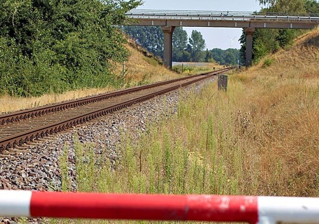 Die Brücke über die Anlagen der Deutschen Bahn bei Hassel auf der L 16 ist eine Spannbetonkonstruktion. Sie ist nur noch eingeschränkt befahrbar und wird einem Ersatzneubau weichen.